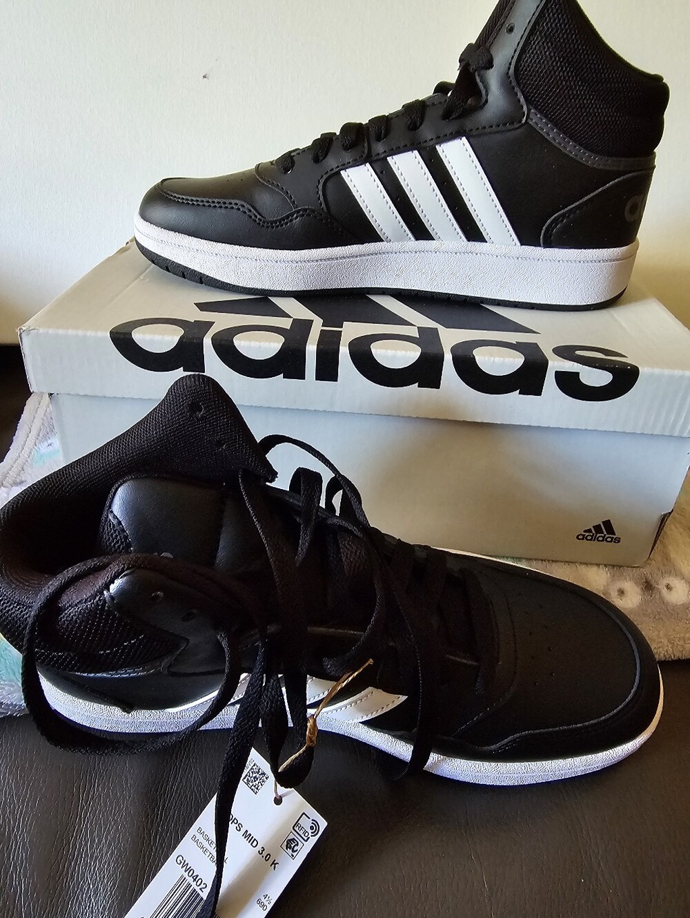 Adidas Hoops 3.0 Mid Top Youth Boys/Girls Basketball Sneaker Size 5 Black/White